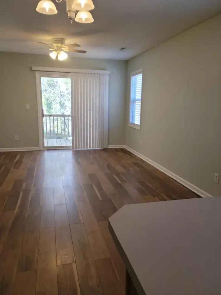 Rent Updated Apartment Unit 2 Bed 2 Bath in Quiet Neighborhood