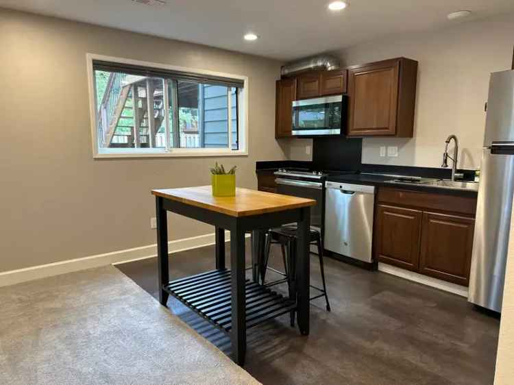 Rent Bright 1 Bedroom Apartment in South Beaverton Pet Friendly