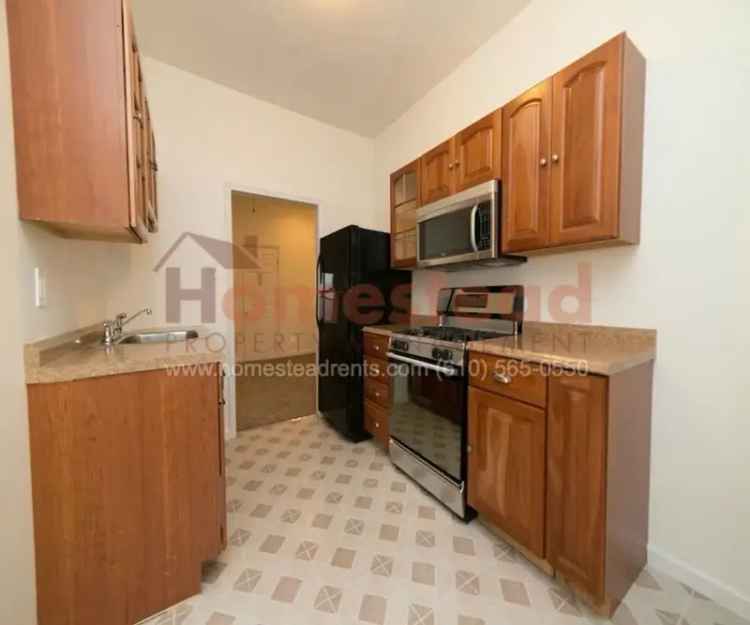 Rent 2nd Floor Apartment in Woodlyn with Modern Kitchen and Bright Lighting