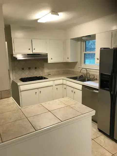 Apartment for Rent in South Baton Rouge with 3 Bedrooms and Fenced Backyard