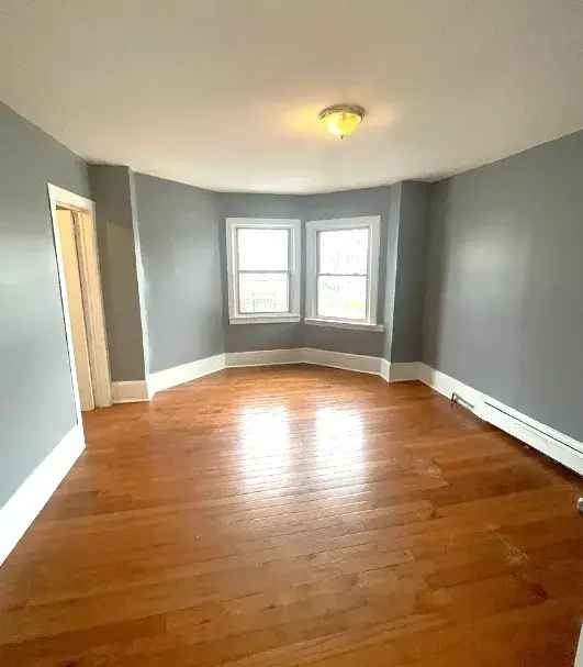 Rent Beautiful Renovated Apartment Unit Close to Shops and Transit