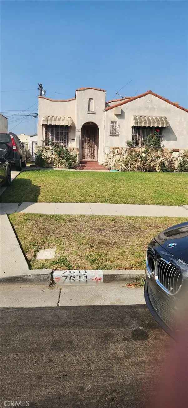 House For Sale in 7611, South Hobart Boulevard, Los Angeles, California