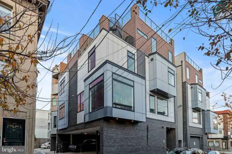 Elegant modern home for rent in Northern Liberties with skyline views