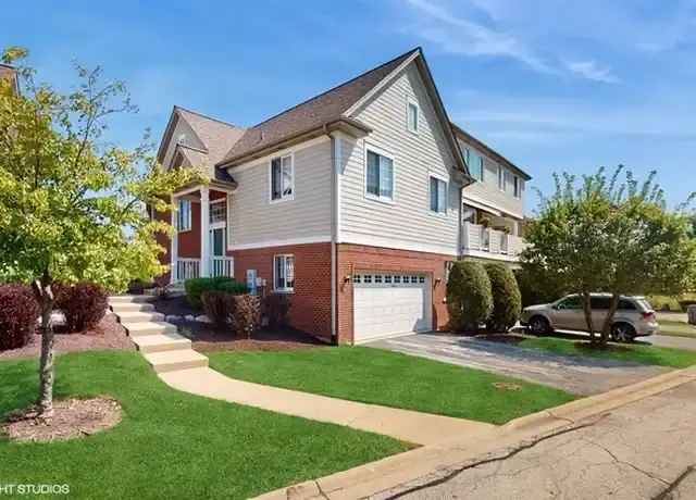 Rent End Unit Townhome in Orland Park with Spacious Bedrooms and Modern Updates