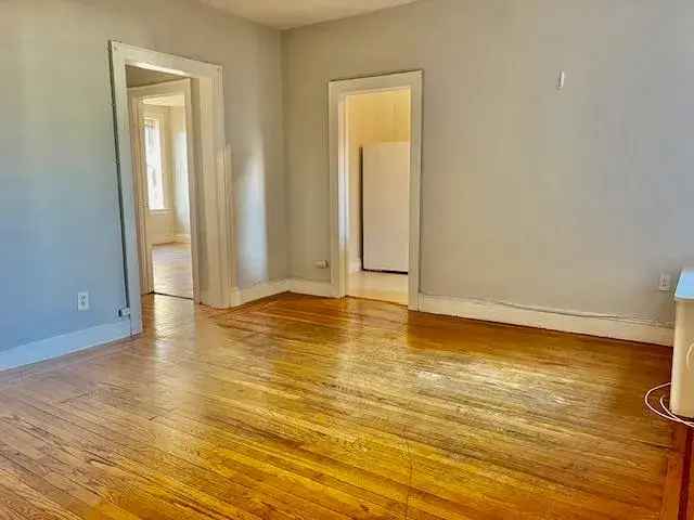 Rent Apartment Unit with Hardwood Floors Near 1st Street Park