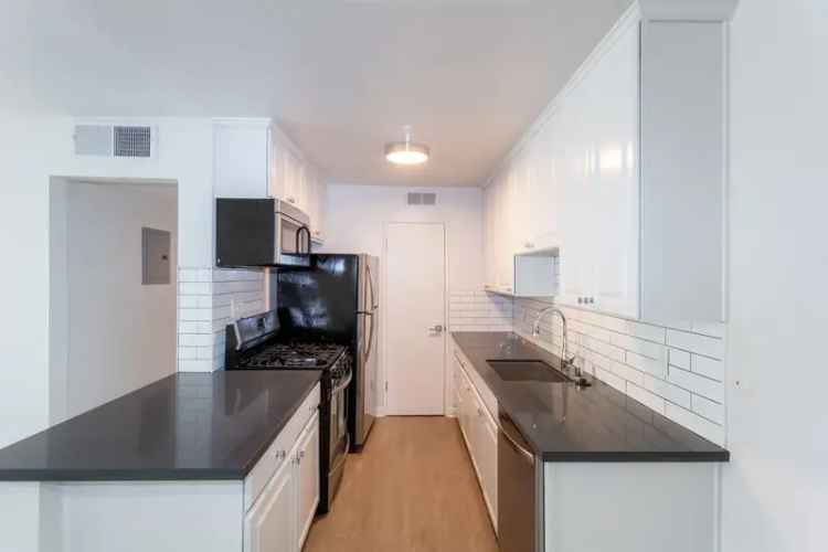 Rent apartments in Echo Park with outdoor courtyards and great amenities