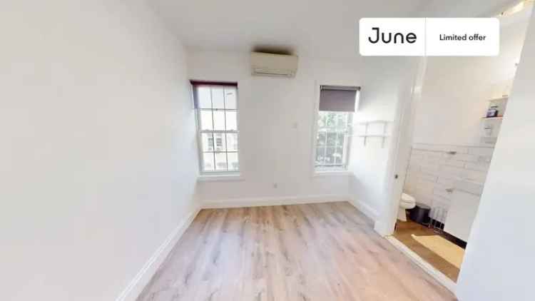 Room for Rent Queen Bedroom in Greenpoint with Flexible Lease Options