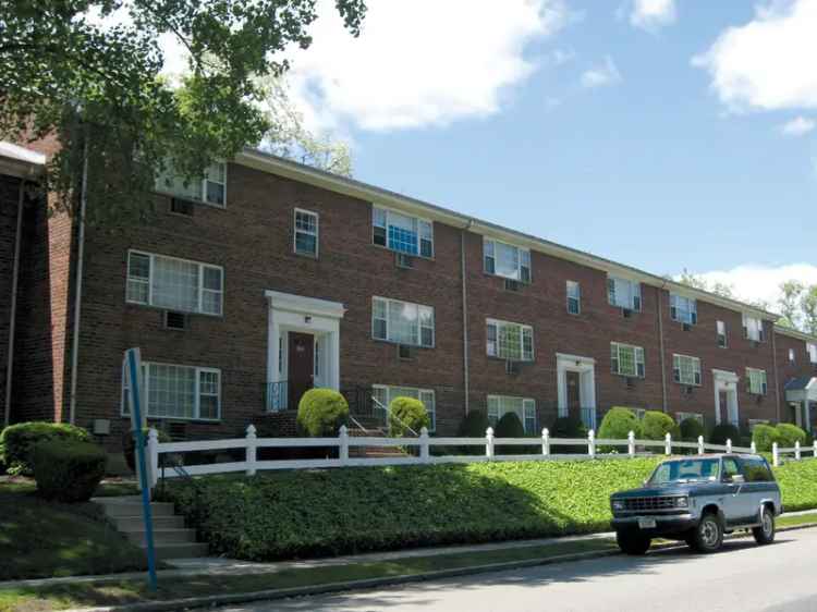 Rent Oak Terrace Apartments in Hackensack with Cats Only Policy