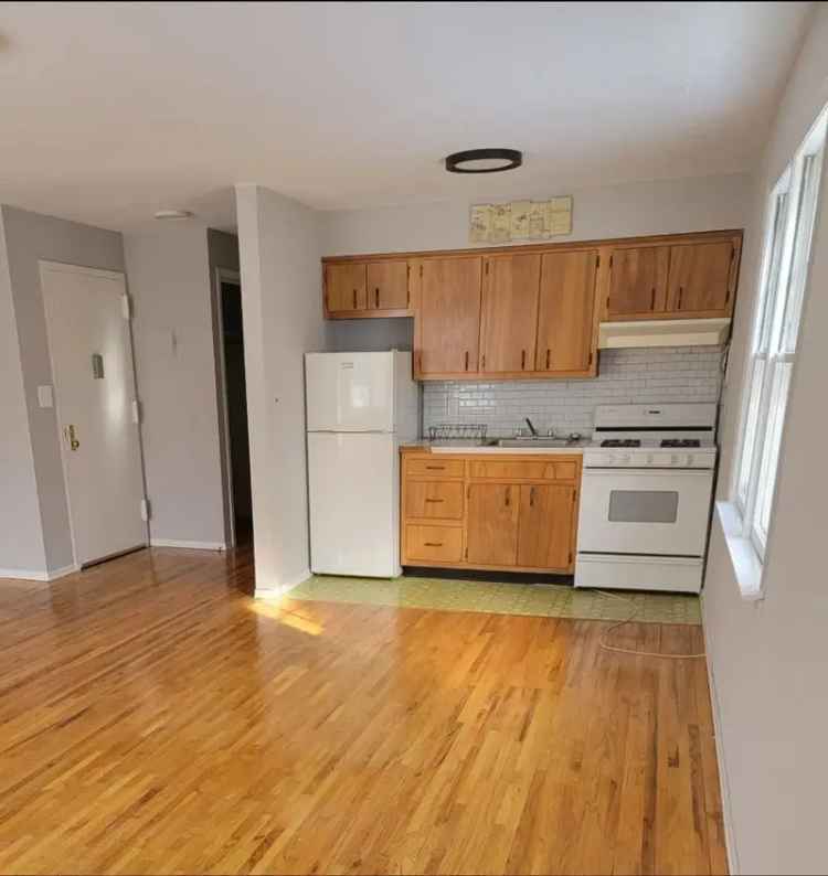 Rent Spacious One Bedroom Apartment in Great Location with Parking