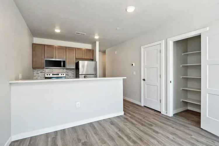 Rent Luxury Townhomes in Boise with Stunning Mountain Views and Amenities