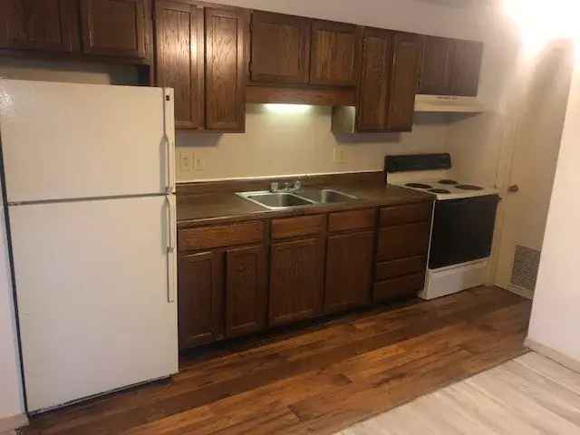 Rent 1 Bed 1 Bath Apartment in Fulton with Parking and Laundry