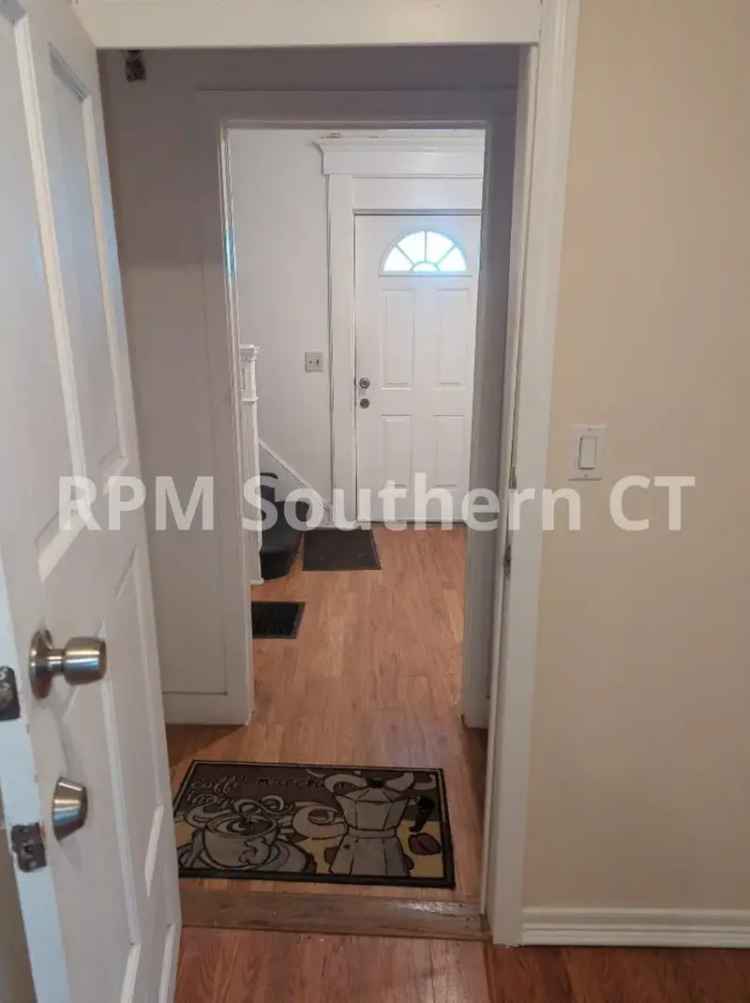 1 Bedroom Apartment for Rent in Bridgeport with Electric Heating and Vinyl Flooring