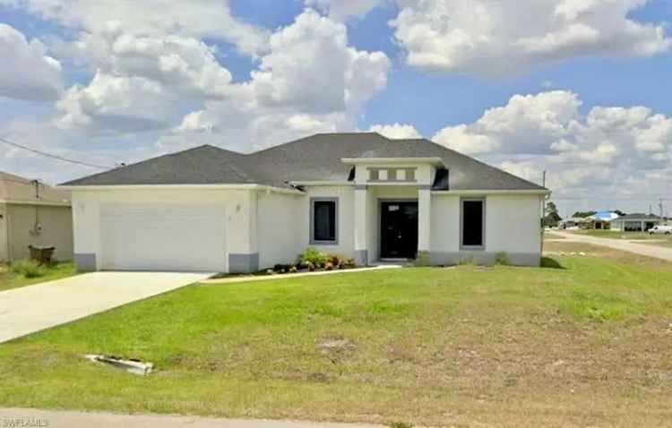 Beautiful 3 Bedroom Den Home for Rent in Lehigh Acres with Large Backyard