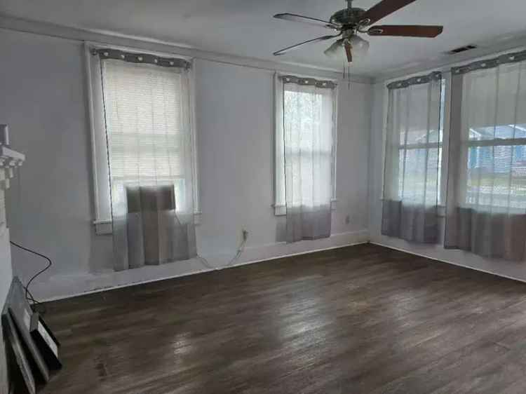 Rent Home in Savannah with 3 Bedrooms and Spacious Kitchen