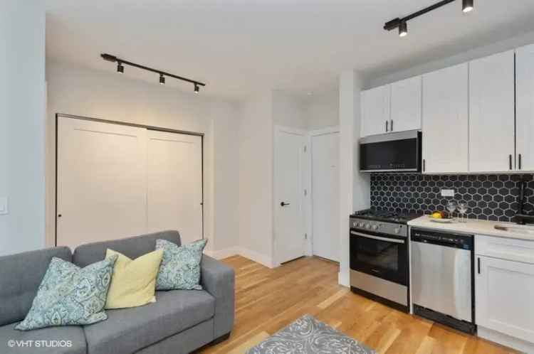 Rent Apartments in Uptown with New Hardwood Floors and Fitness Center