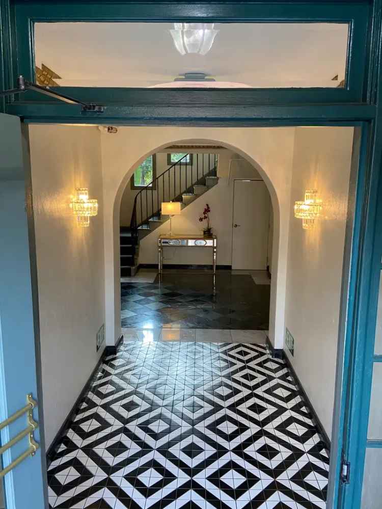 Rent Studio Apartment in Larchmont with Art Deco Elegance