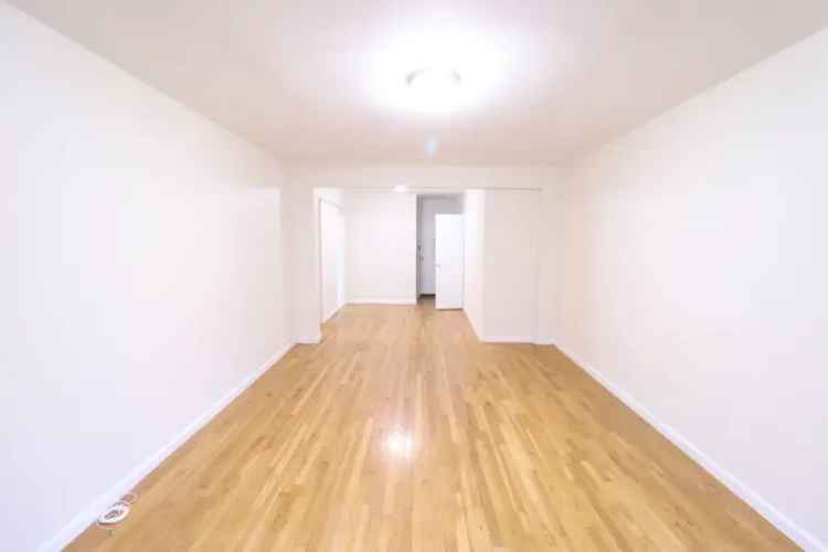 Rent Huge 1 Bedroom Apartment in Forest Hills with Modern Amenities