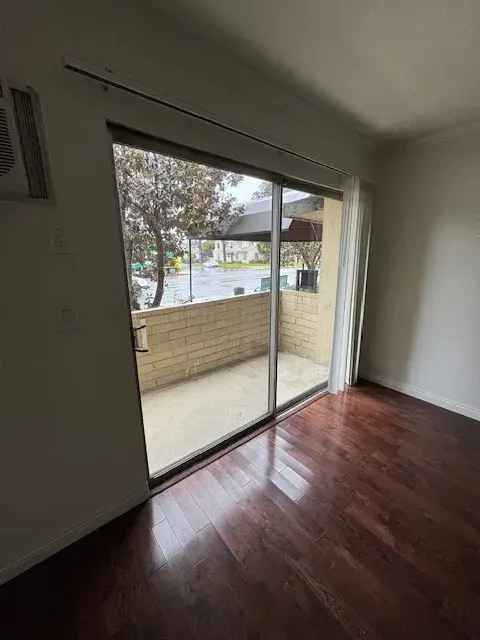 Rent Spacious 1 Bedroom Apartment in Sherman Oaks with Pool and Balcony