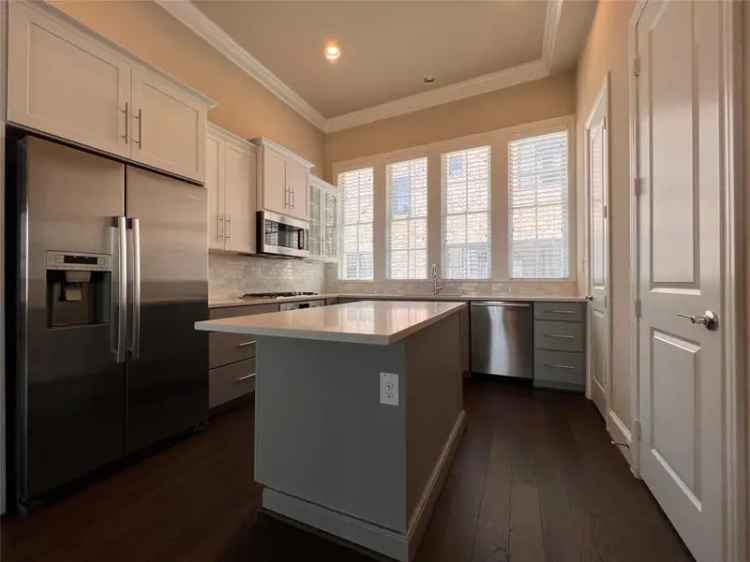 Rent Luxurious Townhome Near Addison with Gorgeous Features