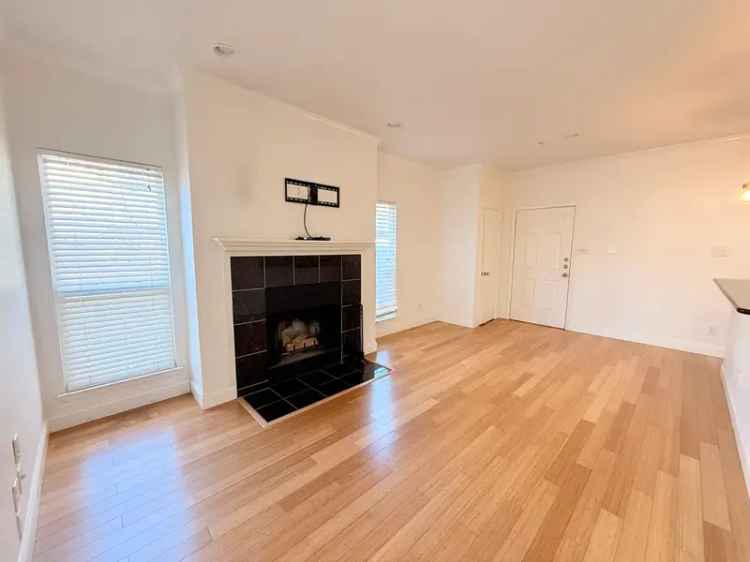 Rent Stunning Apartment Unit with Hardwood Floors in Oak Lawn