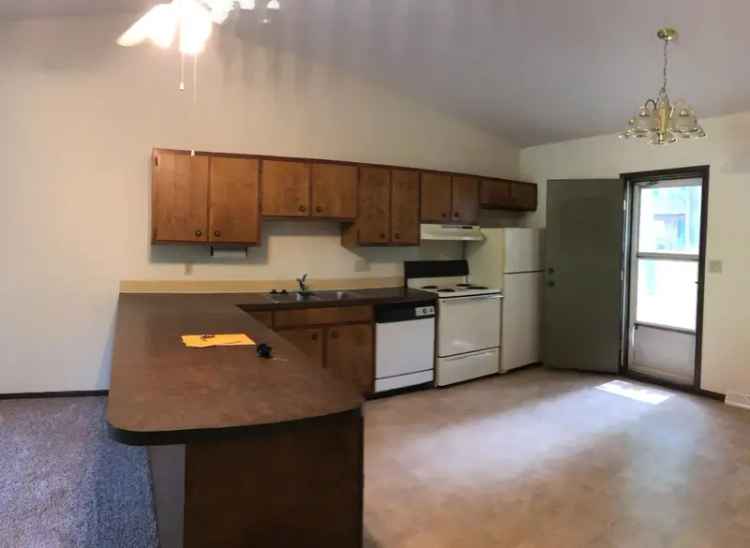 Rent Apartment Unit with Lake View in Spacious 2 Bedroom Townhome