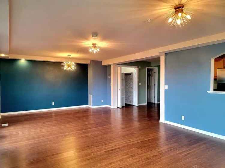 Rent Spacious Condo Townhouse with 4 Bedrooms and Gourmet Kitchen