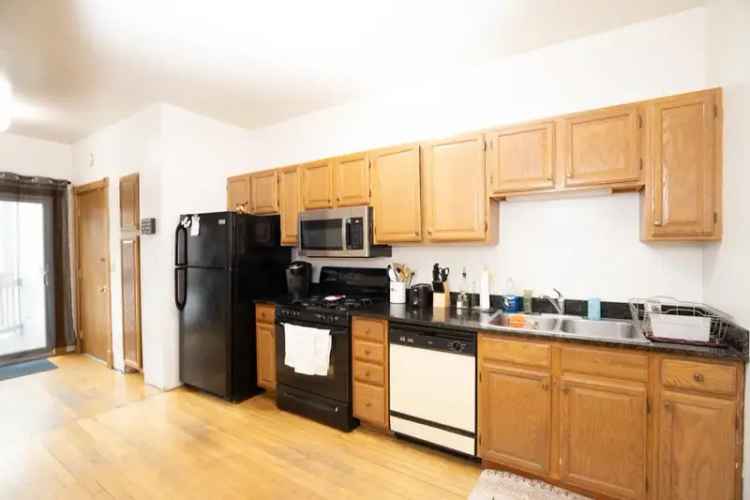 Rent Three Bedroom Apartment in Rogers Park with Modern Amenities