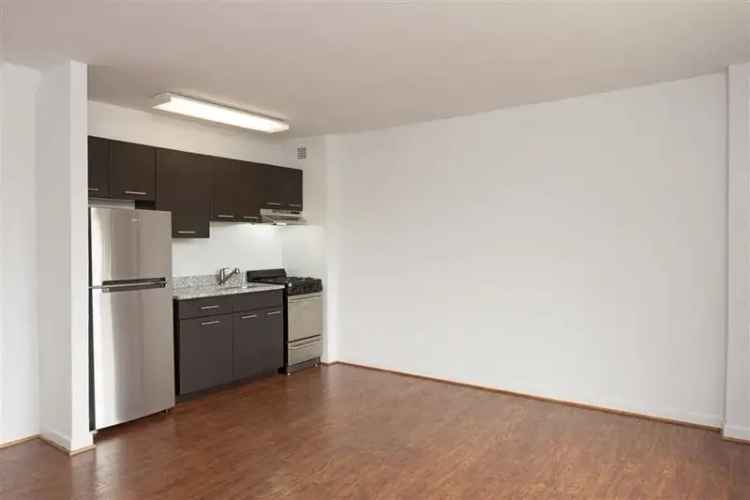 Rent Apartment in Downtown DC with Large Windows and Hardwood Floors