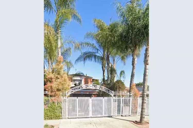 Buy 3 Bedroom House in Los Angeles with Spacious Layout and Outdoor Space