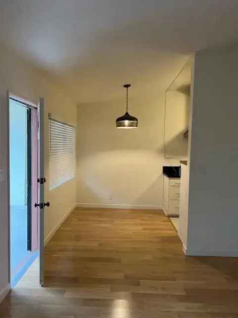 Rent Apartment Unit with Luxurious Features Near Shops and Restaurants