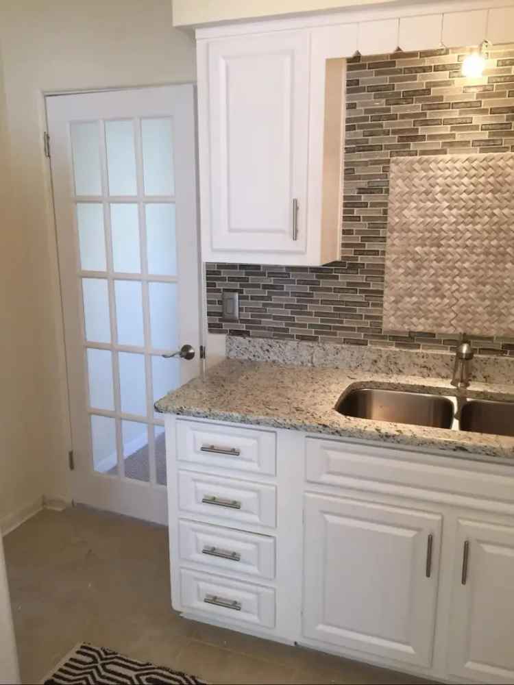 Rent Clean Bright 3 Bed Duplex in Clearwater with Kitchen Backsplash