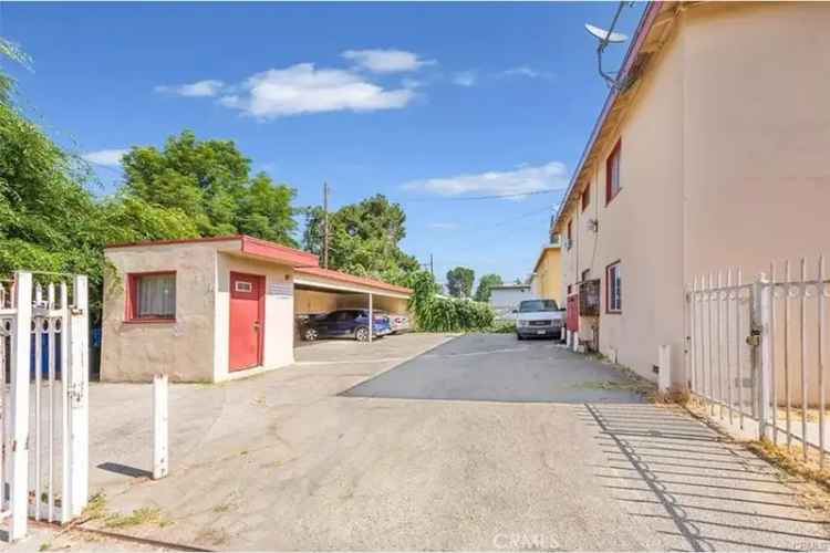 Invest in a Spacious Multifamily Property in a Quiet Residential Area