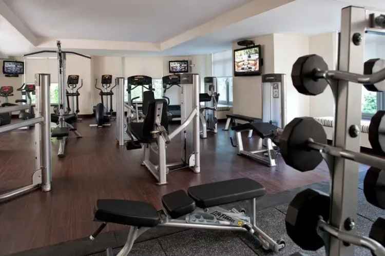 Rent Luxury Apartments with Pool Sauna Fitness Center near Manhattan