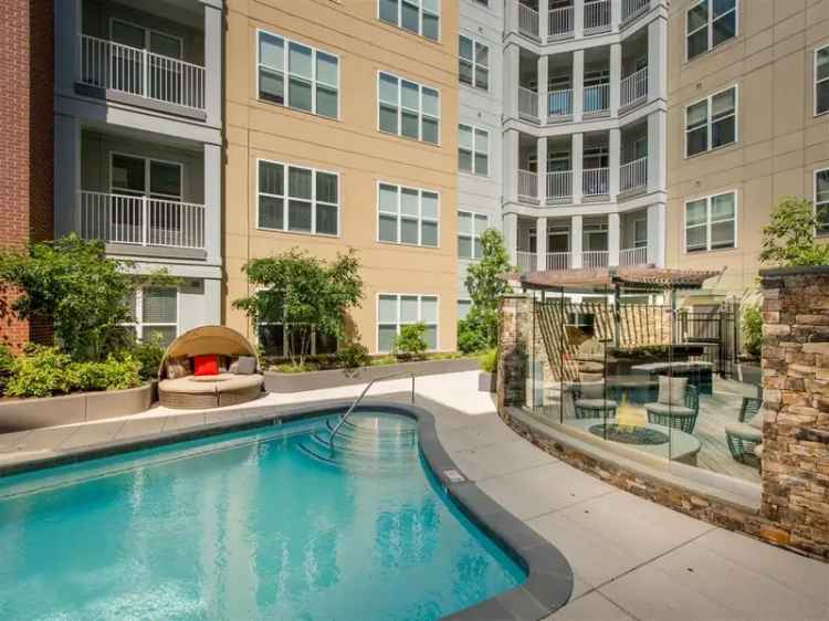 Rent Spacious Apartments Near Dining and Shopping in Arlington