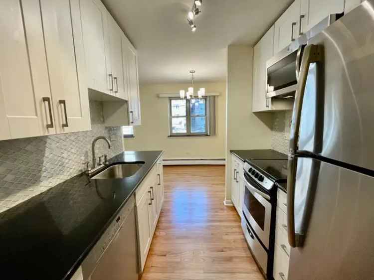 Rent 1 Bed 1 Bath Apartment in Lake View East with Modern Amenities