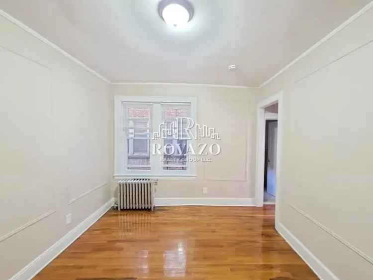 Rent Beautiful Renovated Apartment Near Shops and Parks with No Broker Fee