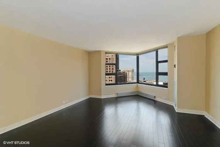 Rent Apartment in Streeterville with Bay Windows and Luxury Amenities