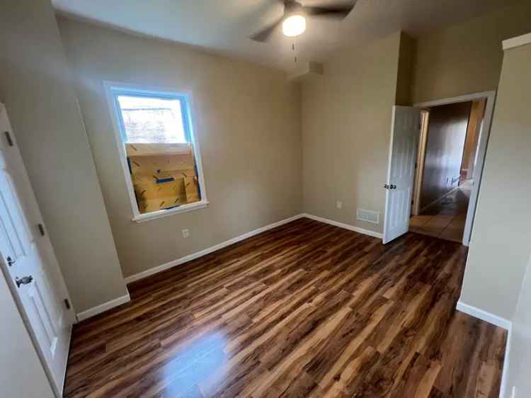 Rent Uptown Duplex Apartment with 6 Bedrooms Near Universities