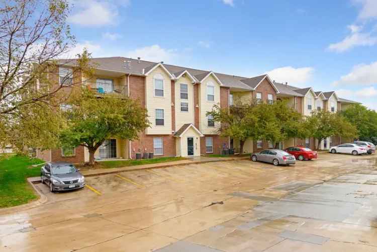 Rent Apartments in Northwest Omaha with Amenities and Spacious Living