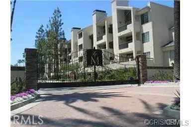 Rent Luxury Apartment with Loft in Woodland Hills with Resort Amenities