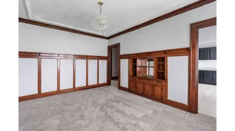 Rent Spacious Newly Remodeled 3 Bedroom Apartment in Milwaukee