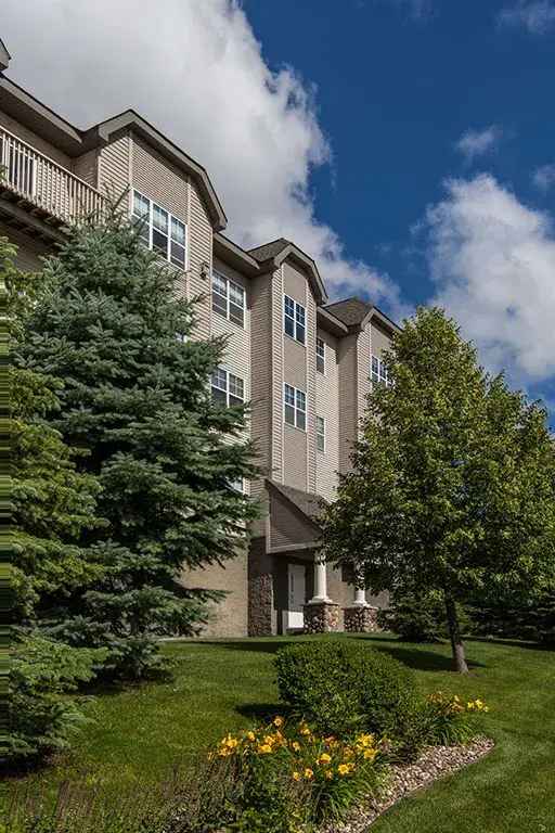 Rent Apartments at Lake Susan in Chanhassen with Nature Trails and Amenities