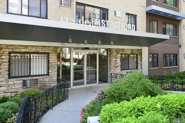 Rent Apartments in Lakeview with Beach Access and 24/7 Concierge