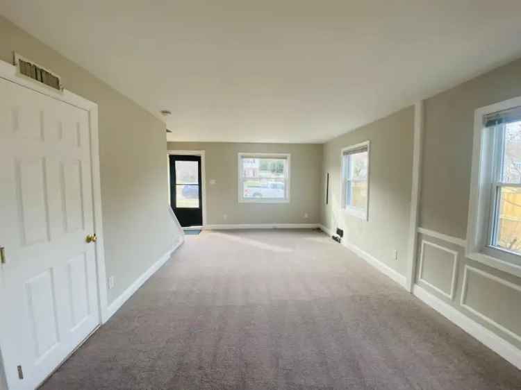 Townhouse for Rent in Huntington with Spacious Bedrooms and Private Backyard