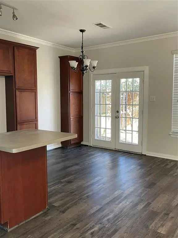 Rent Townhome in Arlington with 3 Bedrooms and Fenced Courtyard