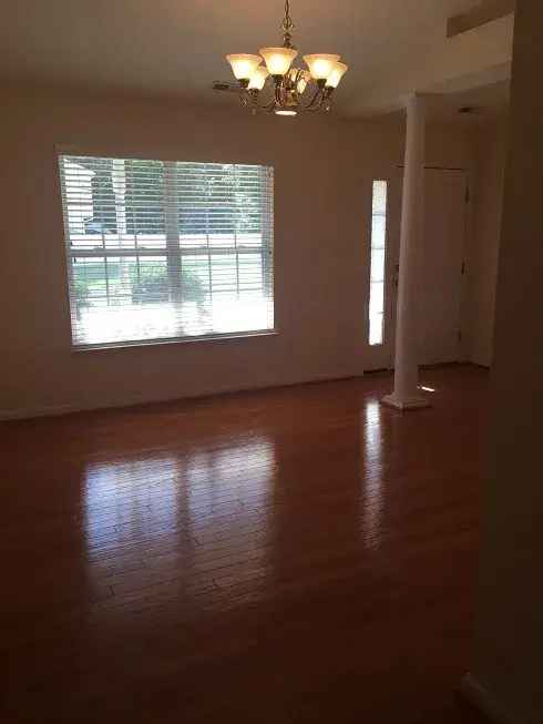 Rent Apartment Unit in Williamsburg with 3 Bedrooms and Fenced Yard