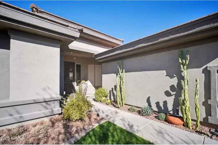 Rent luxury home in Anthem Golf and Country Club with solar panels