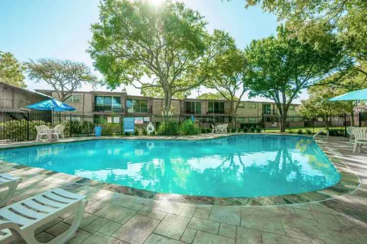 Rent Gold Talon Apartment in Universal City with Swimming Pools