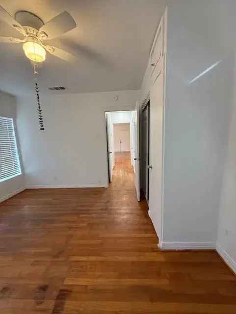 Rent Cozy 1 Bedroom Duplex in Bishop Arts with Vintage Charm