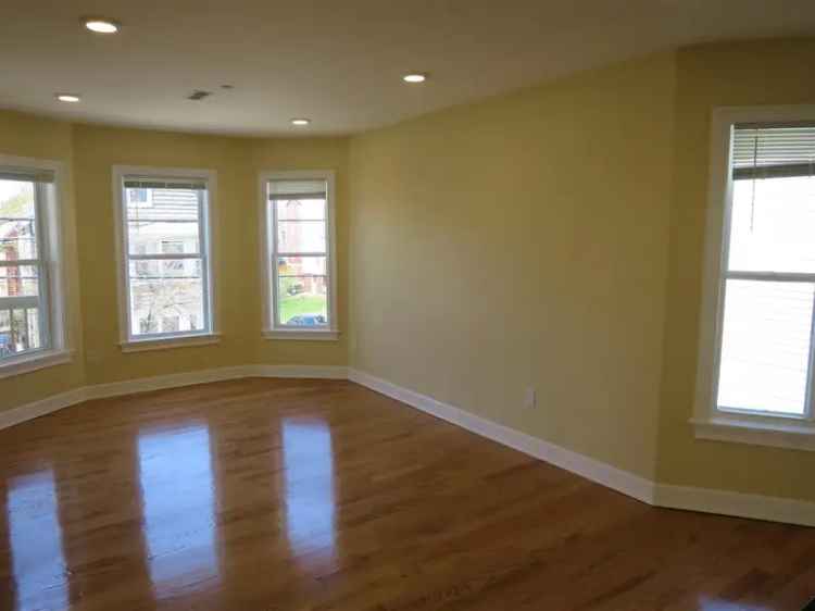 Rent Modern Apartment Unit with 3 Bedrooms in Davis Sq